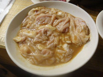「立ち食い焼肉　と文字」 料理 58408687 続いては気仙沼ホルモン500円をオーダー。こちらはしっかりとしたボリューム感があり