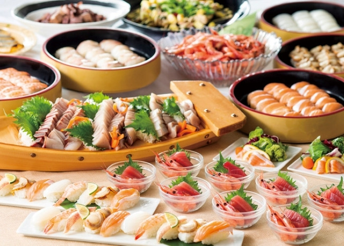 湖の見えるレストランでいただく和洋中の約50種類のビュッフェには、キッズメニューや手作り離乳食まで♪