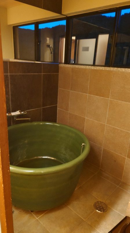 客室風呂。雰囲気抜群だけど温泉じゃないのが残念