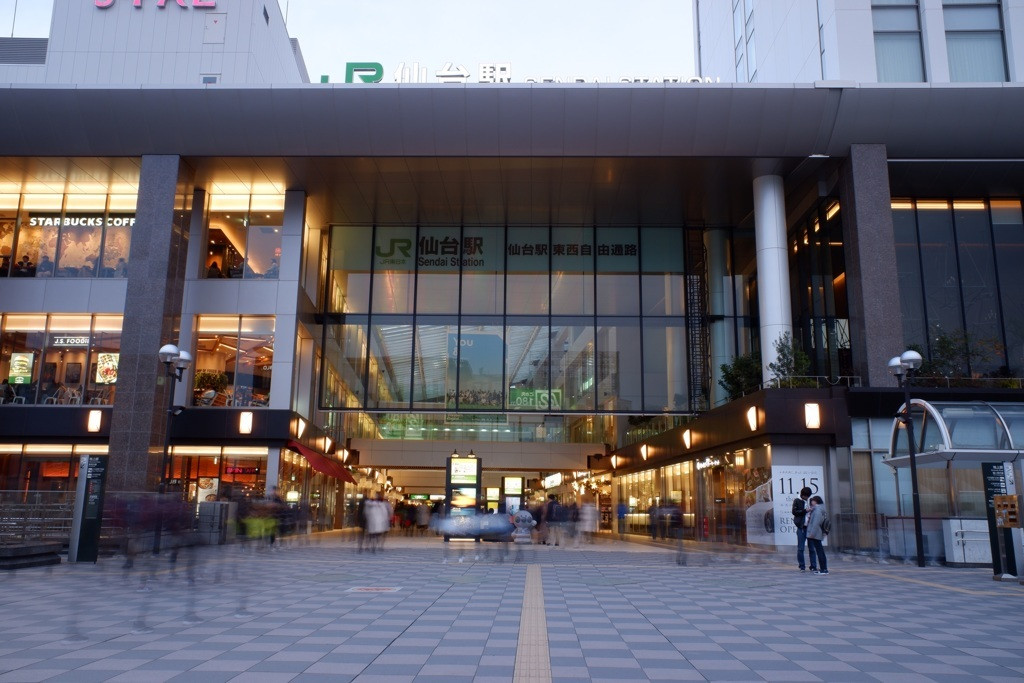 仙台駅と時計とバス