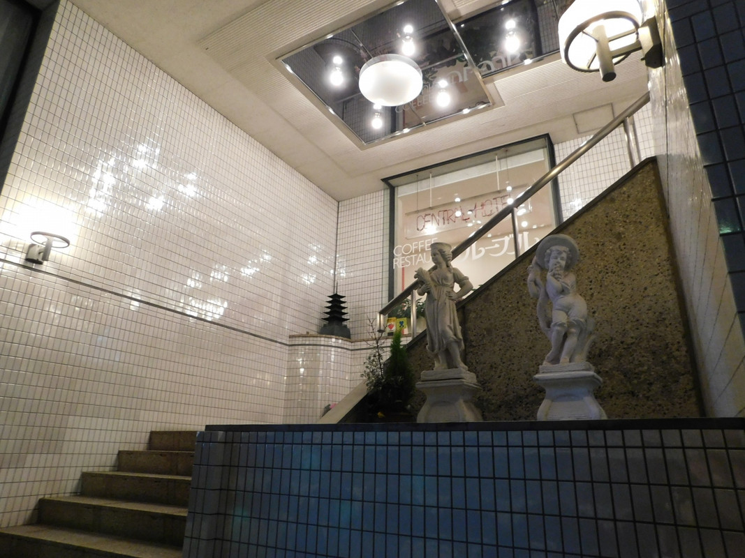 エントランス。外階段を上がってはいります。