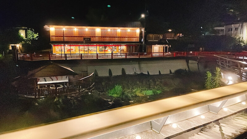 写真手前は、「独鈷の湯」を眺めながら入れる足湯となっている / 2