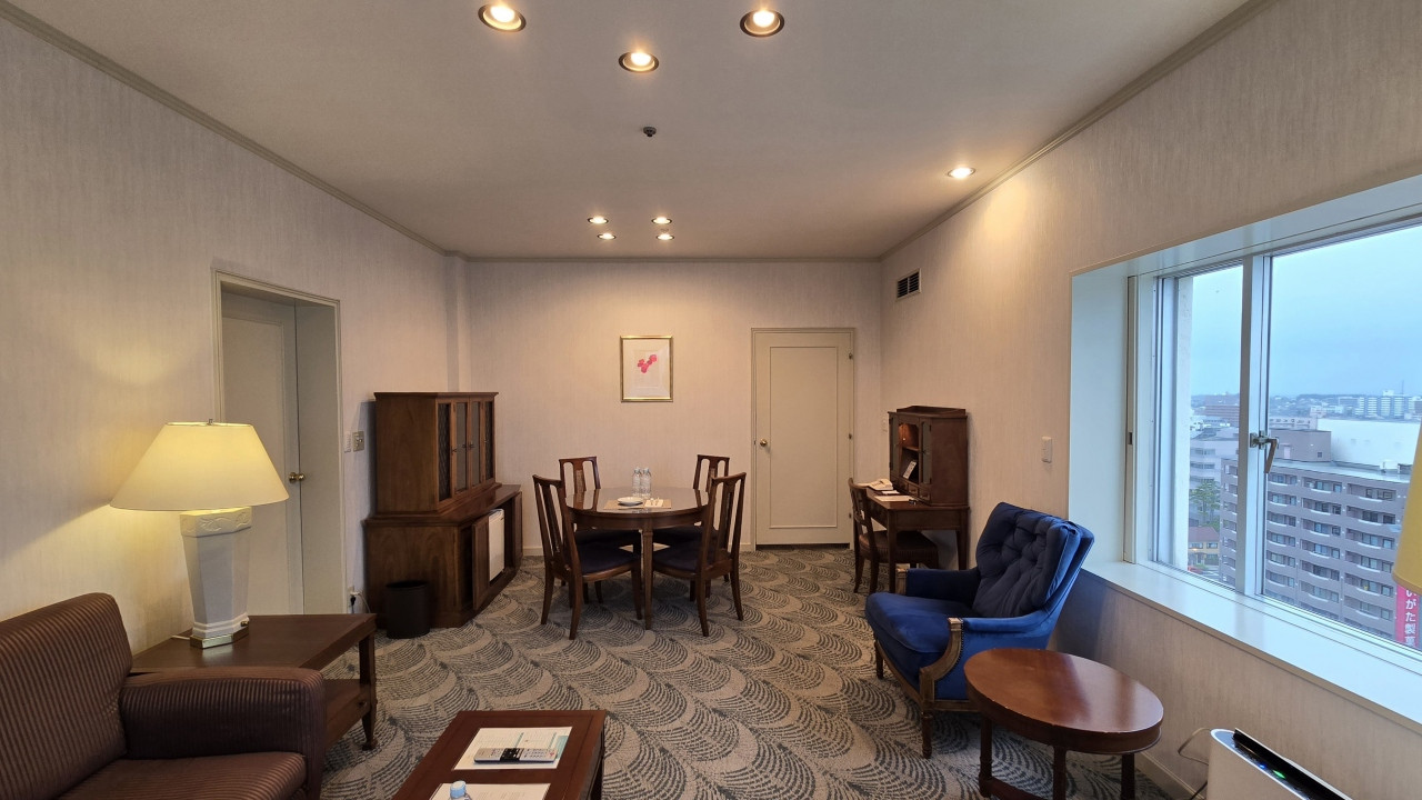 ダイニングテーブルもあるので食事も楽しめます