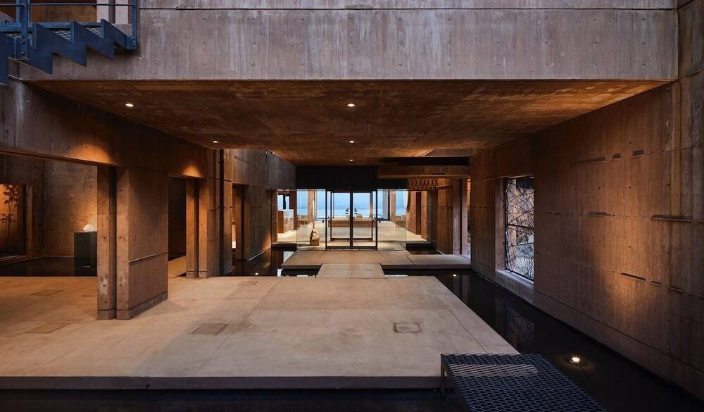 エントランスには水盤が / 5