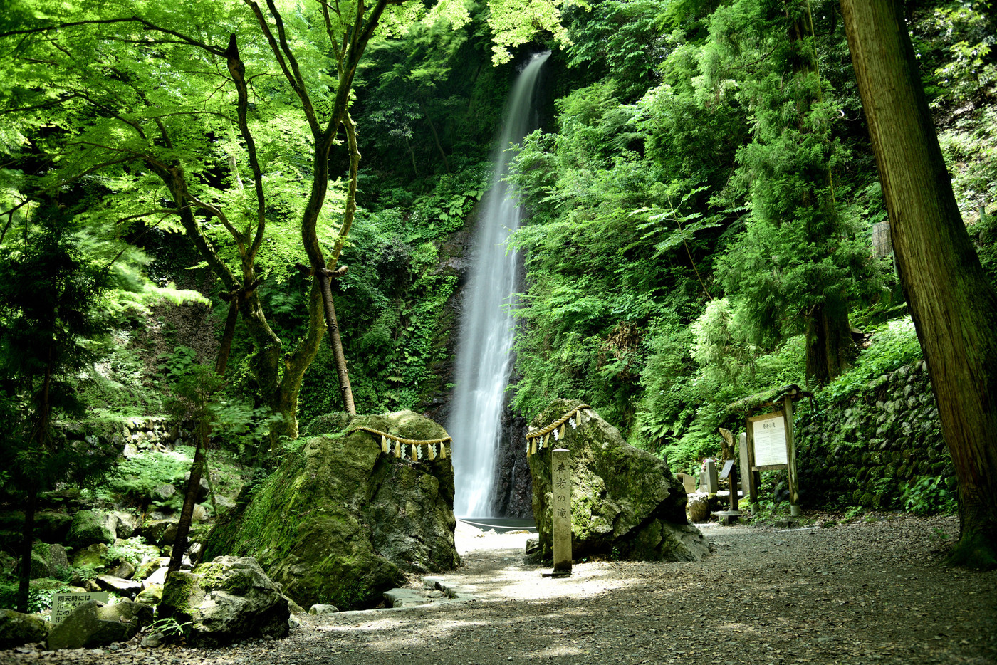 山の神様を祀る聖地で、霊水のしぶきを浴びて心安らぐ3143915