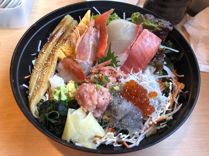 「とびっちょ」で
江の島名物に舌鼓 / 1