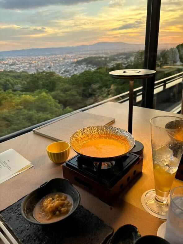 お腹がいっぱいでしたが、デザートは部屋にお持ち帰りもでき、部屋に戻った時にはすでに冷蔵庫に用意されていました。 / 1