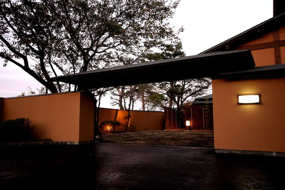 源泉掛け流しの貸切風呂も!全6室の大人の隠れ家4253921