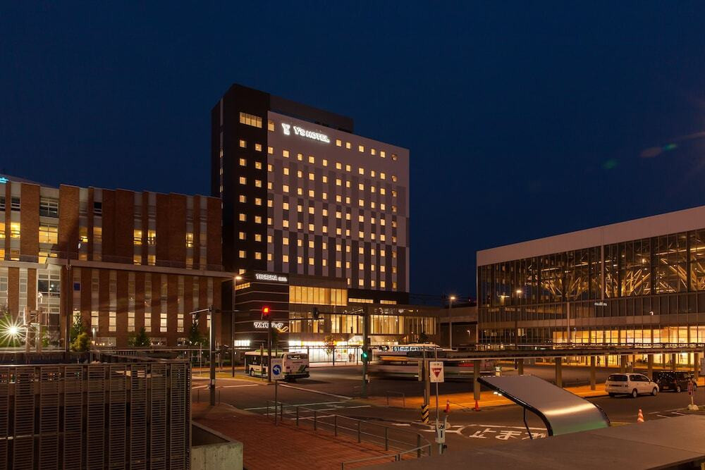 施設の正面 (日没後)