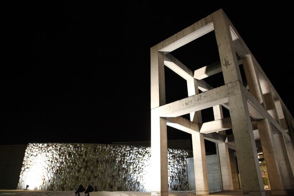 施設の正面 (日没後)