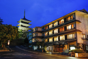 1. Sarusawaike Yoshidaya: A romantic place to enjoy the view of the five-story pagoda 3564673