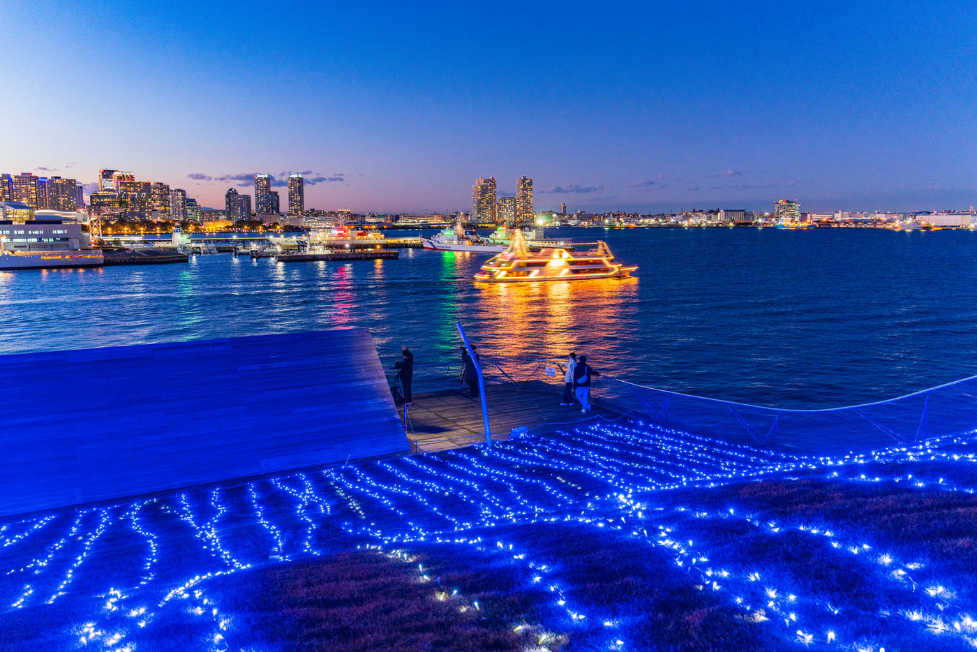 街中が華やぐ「みなとみらい」でロマンチックな夜さんぽ​4574931