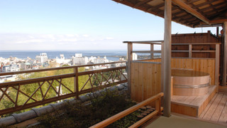 *和室12.5畳～月見台テラス【源泉かけ流し露天風呂】 [和室] [喫煙/禁煙指定なし] [夜景がきれい] [海が見える]