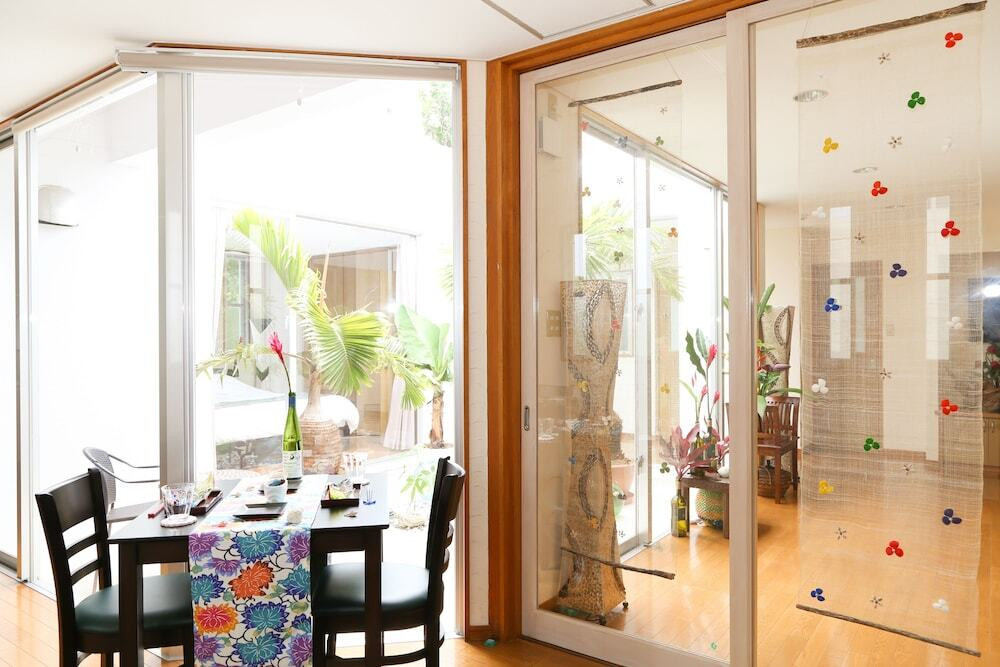 客室内のダイニングエリア