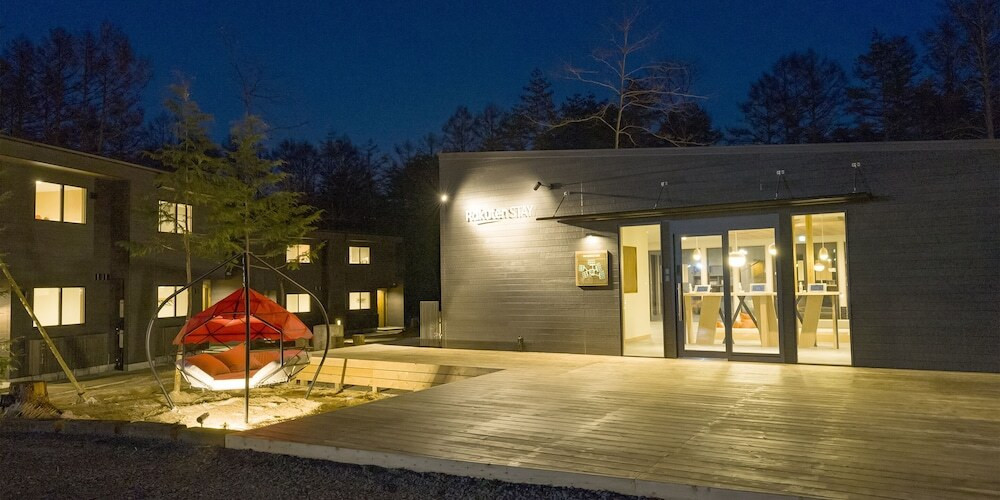 施設の正面 (日没後)