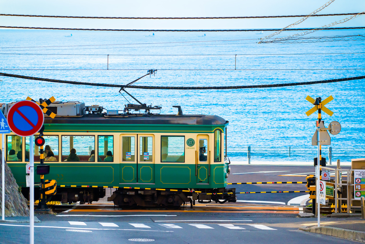 ノスタルジックな“江ノ電×海”を写真におさめて「鎌倉高校前駅」2602263