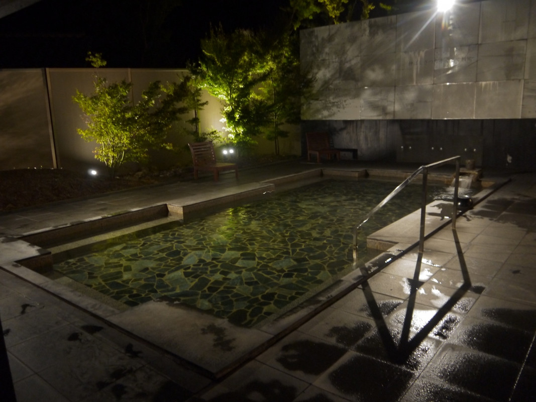 露天風呂は屋根無しタイプ