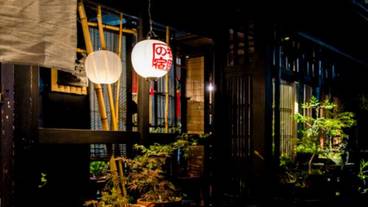 施設の正面 (日没後) / 2