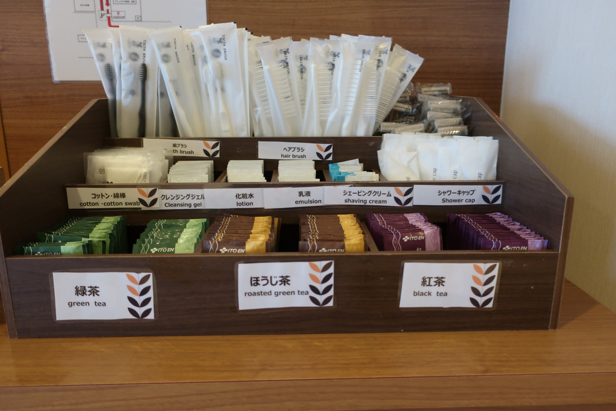 洗顔クリーム、ブラシなど必要最低限あり。飲み物は珈琲、緑茶