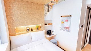 スタジオ シングルベッド 2 台 (Side by Side)