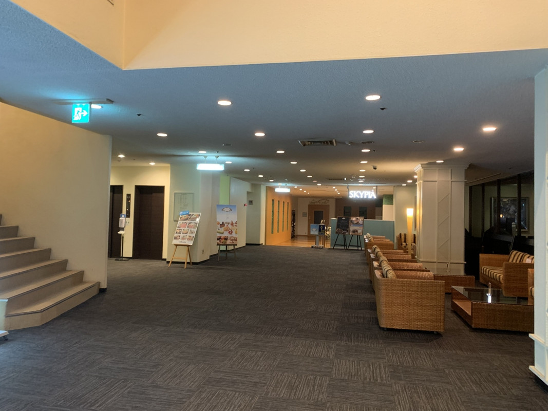 時期的なこともあってか閑散としたロビーは殺風景