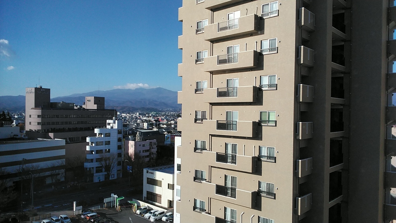 窓際からは福島の山並みが見えます。
