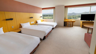 プレミアム ルーム シングルベッド 3 台 (High Floor)