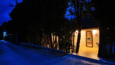 施設の正面 (日没後) / 1