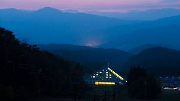 施設の正面 (日没後) / 1