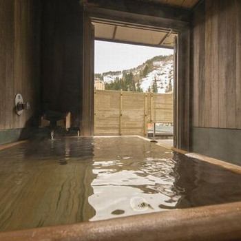 源泉かけ流しの露天風呂付き客室で、のんびり癒しの旅を4261912