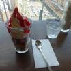 ２０階のてんくうカフェバーで食べたベリーサンデー