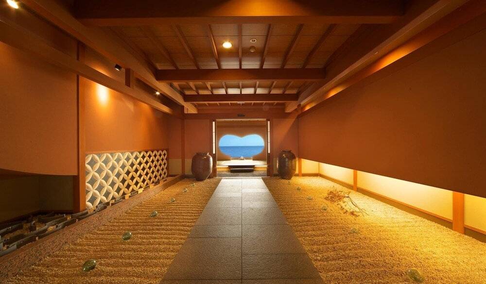 ハートの玄関を抜け
海を眺めるチェックイン / 1