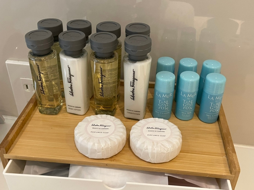 「四季クワトロ」 その他 240508530 アメニティがフェラガモ( *´艸｀)