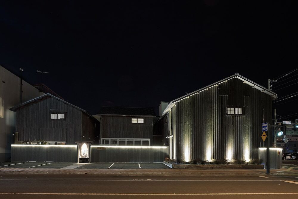 施設の正面 (日没後)