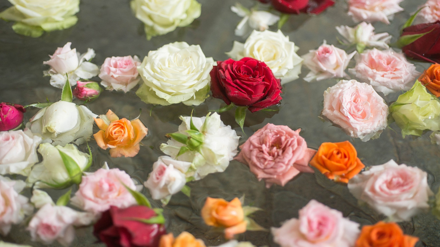 「生バラ風呂」でロマンチックな湯浴み♪3926012