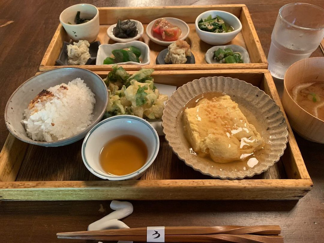 出町柳駅から徒歩約7分の「出町ろろろ」は、無農薬野菜を豊富に使った和食店。ランチは「ミニ会席」か限定30食の「二段箱弁当」、夜は会席や単品料理がいただける。人気店のためご予約を / 1