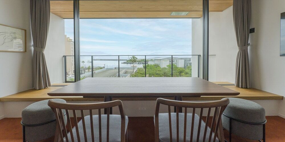 客室内のダイニングエリア