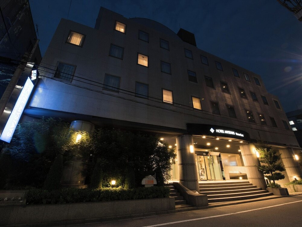施設の正面 (日没後)