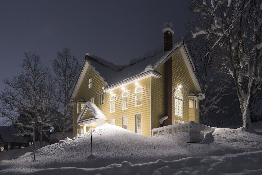 施設の正面 (日没後)