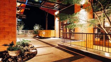 施設の正面 (日没後) / 5