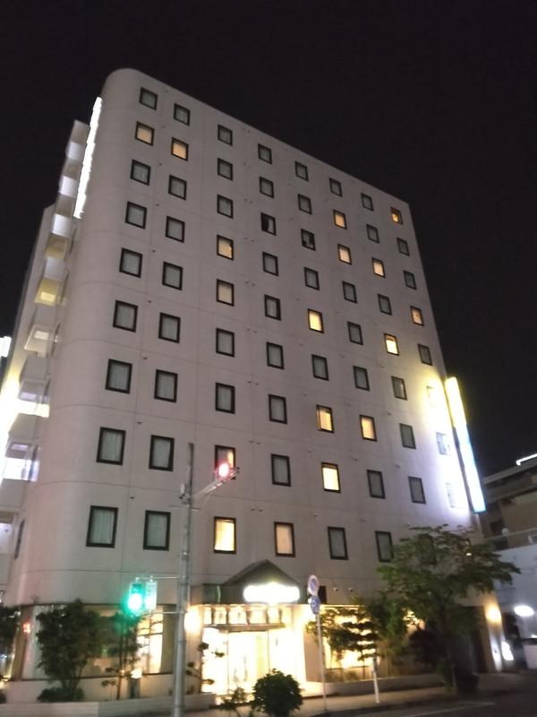 ビックカメラの裏通りを南へ行ったところにあります。