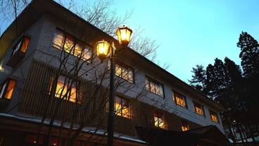 施設の正面 (日没後) / 2