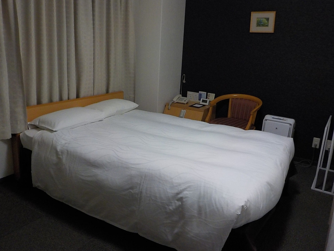 客室はダブルルームですが、もう1台ダブルベッドが置けるくらい