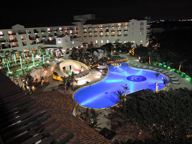 ライトアップされたプール① / 1