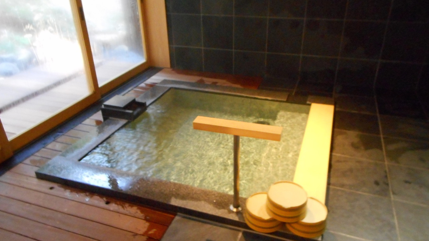 「伊豆網代温泉 松風苑」 その他 46588536 大きな湯船 寒い時はガラス戸を閉めて