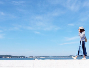 青空と青い海を散歩するとリフレッシュできる