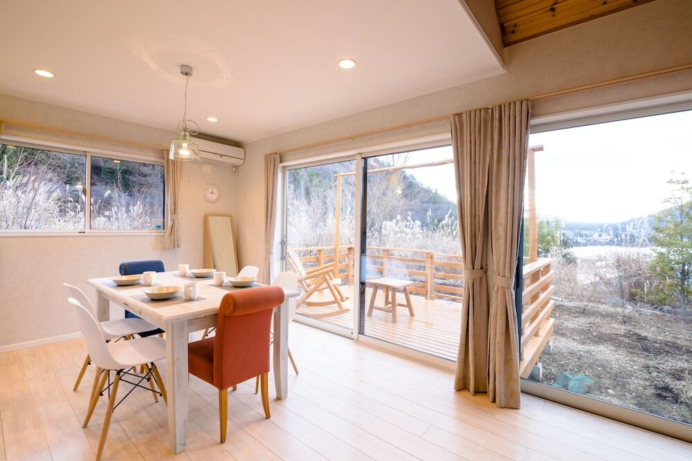 客室内のダイニングエリア