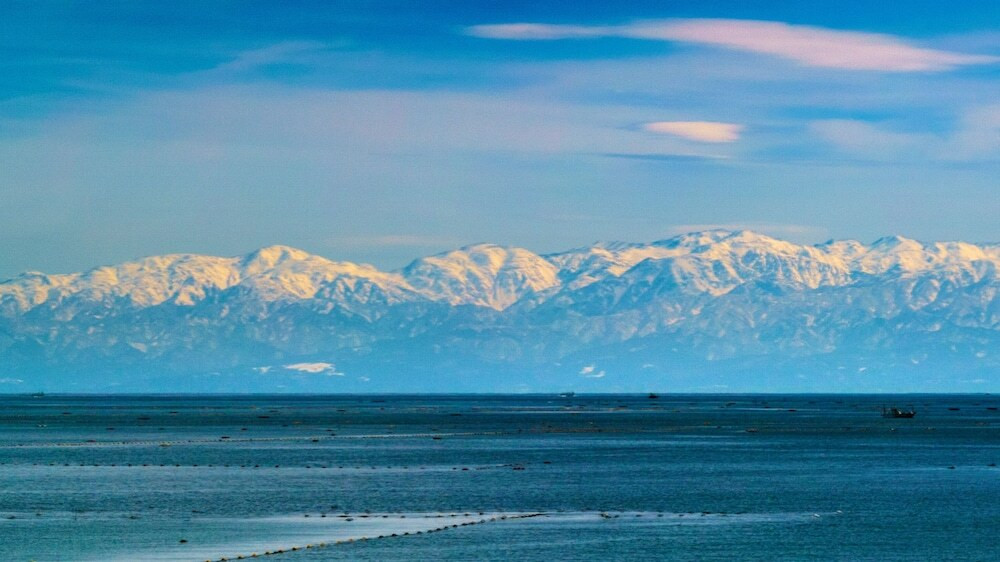 富山湾越しの立山連峰