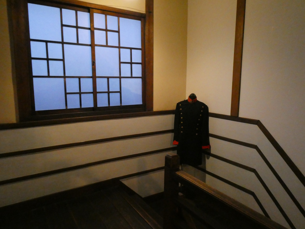 廊下繋がりの松榮館に設置されていた軍服