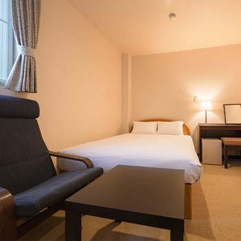 和の雰囲気漂う、川沿いのホテル3480497